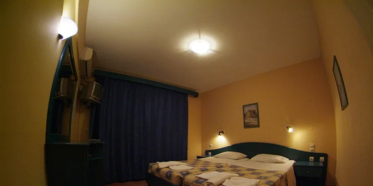 Letecky na Korfu: 7 nocí v hotelu s bazénem a polopenzí, 100 m od pláže