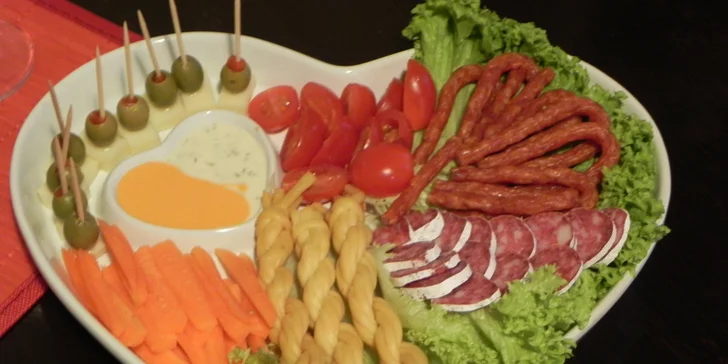 Víkendová romantika: Lahev zemského vína a talíř plný dobrot pro zamilovaný pár