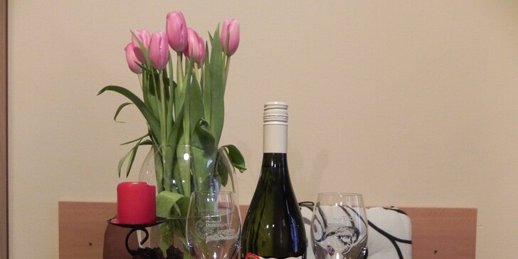 Víkendová romantika: Lahev zemského vína a talíř plný dobrot pro zamilovaný pár