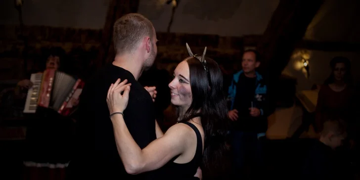 Čertovský ples s programem: tanec, tombola a živá hudba