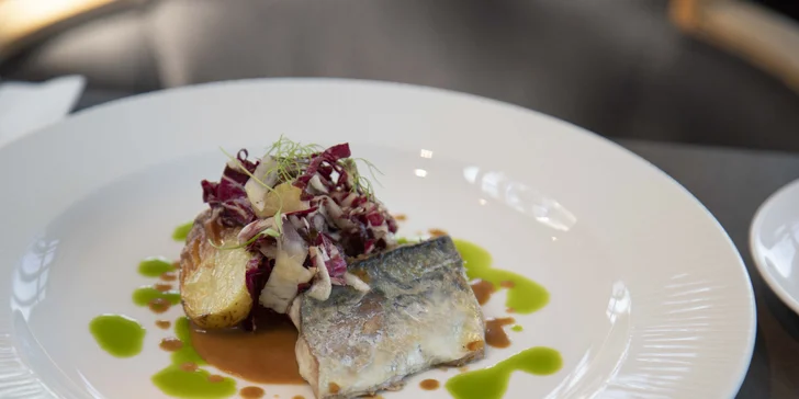 Filet makrely s hořčičnou omáčkou, salátem z fenyklu, radicchia a pomerančů s pečenými brambory
