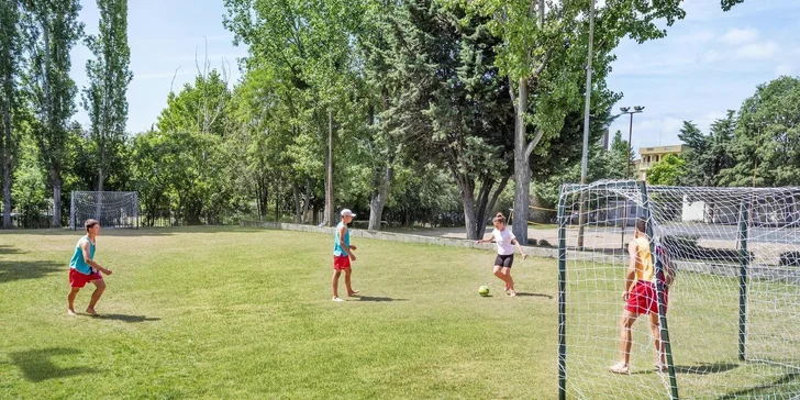 Můžete si zahrát fotbal nebo volejbal. 