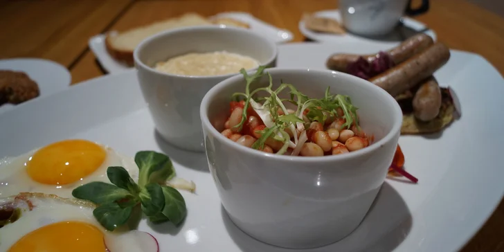Snídaně pro válečníka: vajíčka, klobásky, fazole, pečené rajče, porridge, nápoj