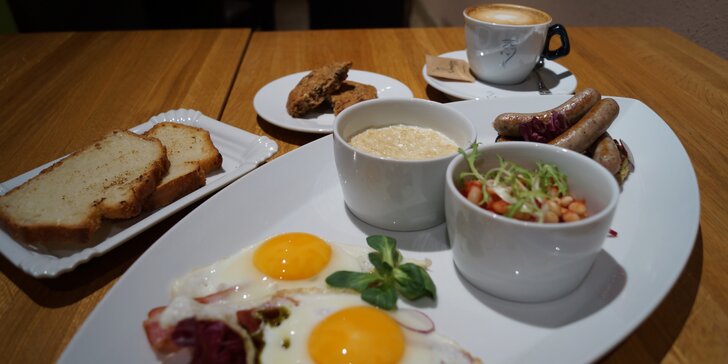 Snídaně pro válečníka: vajíčka, klobásky, fazole, pečené rajče, porridge, nápoj