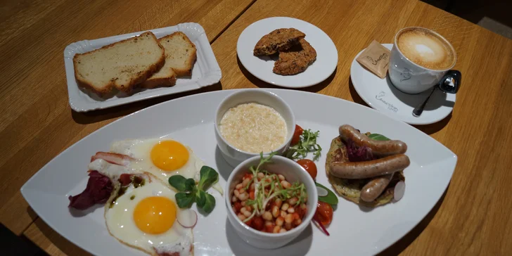 Snídaně pro válečníka: vajíčka, klobásky, fazole, pečené rajče, porridge, nápoj