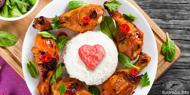 Vietnamské menu pro 2–4 osoby: 1700 g pečeného kuřete s rýží a polévka k tomu