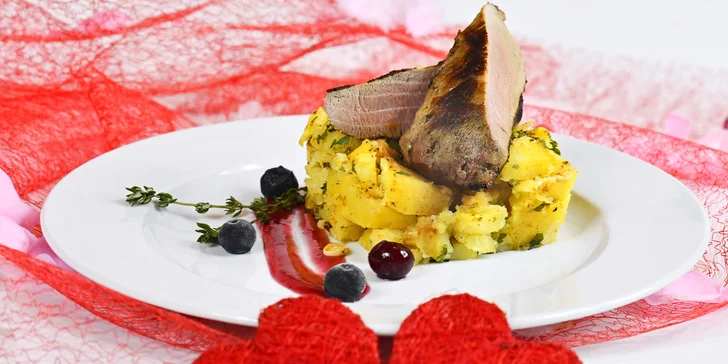 4chodové menu pro dva: předkrm, polévka s lososem, grilovaná panenka i dezert