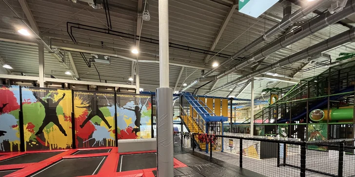 Děti se projedou ve šlapacích autíčkách a zaskáčou si na trampolínách.