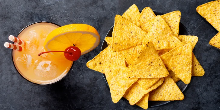 Drinky a dobroty pro 2: Tequila Sunrise s nachos nebo Piňa Colada a mandle