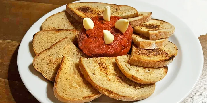 Skvělá pochoutka k pivu: 500 g tataráku z roštěnce a topinek, kolik sníte