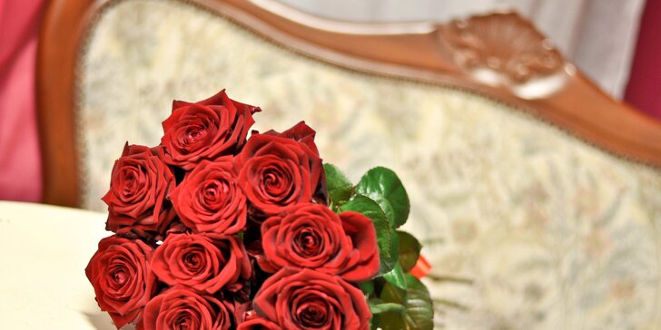 Kytice až 15 červených růží s přáním a rozvozem po Budějovicích a okolí