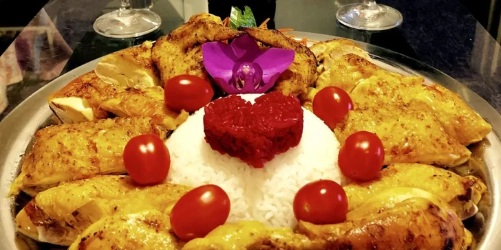 Vietnamské menu pro 2–4 osoby: 1700 g pečeného kuřete s rýží a polévka k tomu