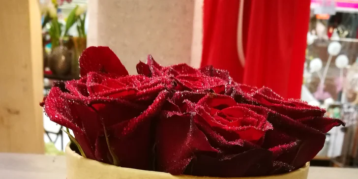 Box plný květin: neobvyklý dárek k Valentýnu či jen tak pro radost