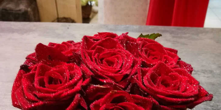 Krásná kytice nejen k Valentýnu v dárkovém boxu