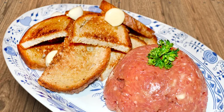 250g tatarský biftek z pravé hovězí svíčkové a neomezeně topinek