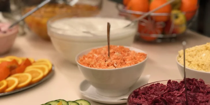 All you can eat: Bufetová snídaně s párky, vejci, pečivem, zeleninou, sýry atd.