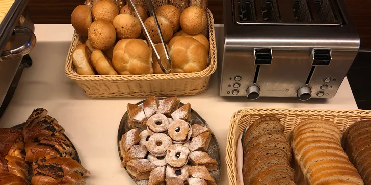 All you can eat: Bufetová snídaně s párky, vejci, pečivem, zeleninou, sýry atd.