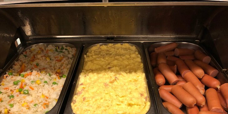 All you can eat: Bufetová snídaně s párky, vejci, pečivem, zeleninou, sýry atd.