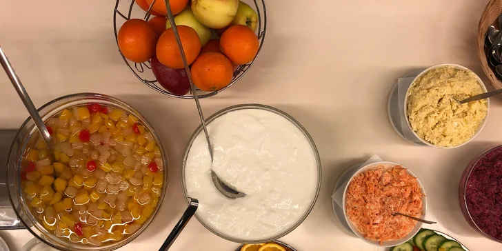 All you can eat: Bufetová snídaně s párky, vejci, pečivem, zeleninou, sýry atd.