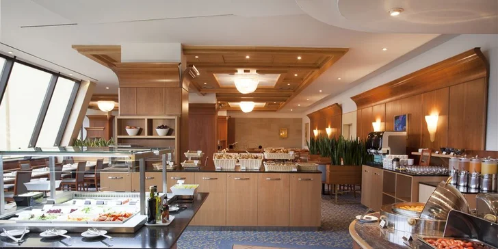 Pobyt ve 4* hotelu Panorama blízko metra se snídaní a neomezeným wellness