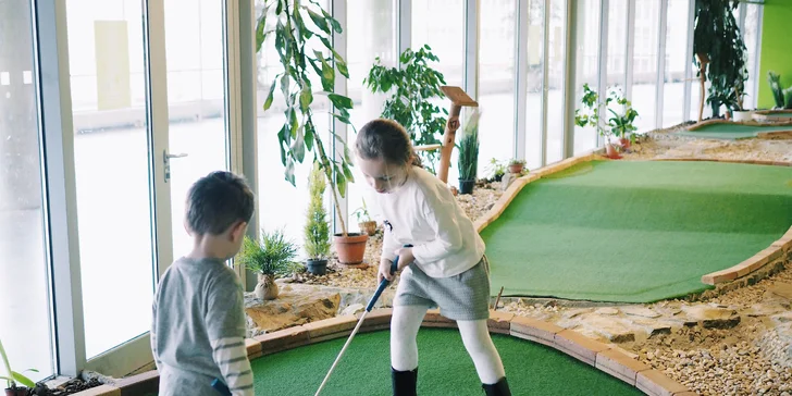Hodina adventure golfu v O2 Aréně pro 2 hráče či celou rodinu