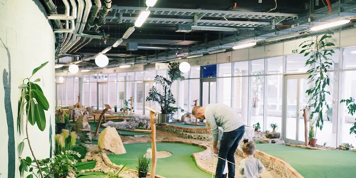 Hodina adventure golfu v O2 Aréně pro 2 hráče či celou rodinu