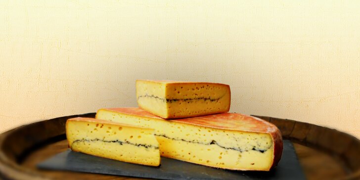 Zastavte se v pasáži Lucerna pro francouzský sýr Morbier s žilkou z popela