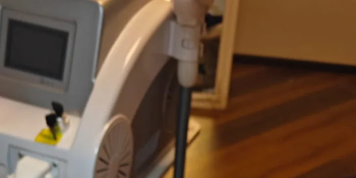 Impulzní světlo podporuje tvorbu kolagenu a elastinu, sjednocuje tón, zpevňuje strukturu a rozjasňuje pleť.