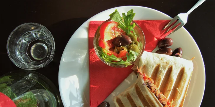 Čerstvá tortilla s kávou dle výběru a raw kuličkou v BlackBoxCafe