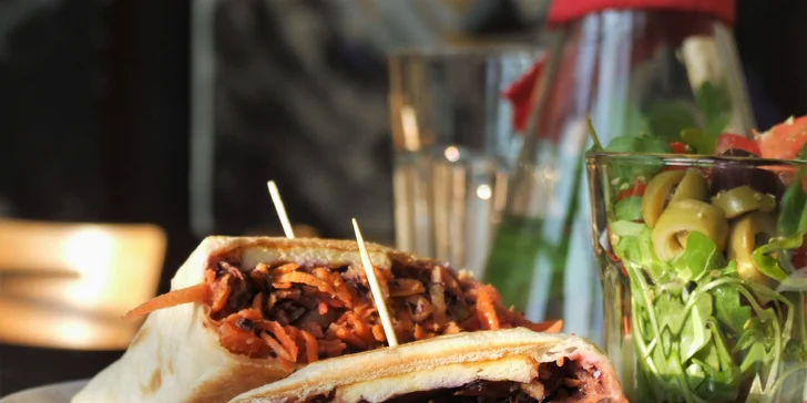Čerstvá tortilla s kávou dle výběru a raw kuličkou v BlackBoxCafe