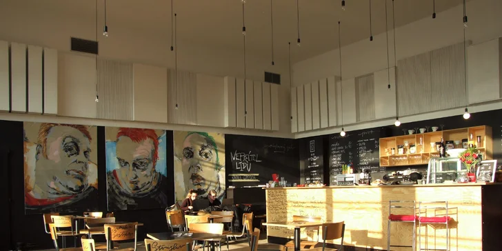 Káva dle výběru a klasický či raw dezert v Black Box Cafe