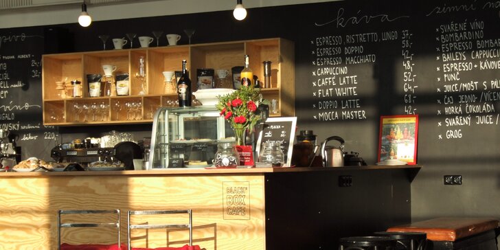 Káva dle výběru a klasický či raw dezert v Black Box Cafe