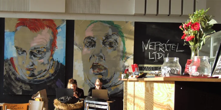 Káva dle výběru a klasický či raw dezert v Black Box Cafe