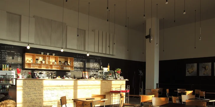 Káva dle výběru a klasický či raw dezert v Black Box Cafe