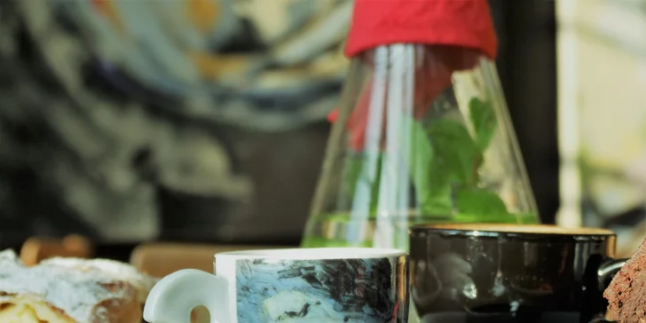 Káva dle výběru a klasický či raw dezert v Black Box Cafe