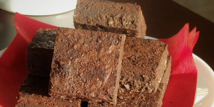 Káva dle výběru a klasický či raw dezert v Black Box Cafe