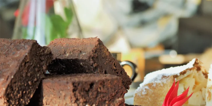 Káva dle výběru a klasický či raw dezert v Black Box Cafe