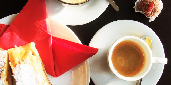 Káva dle výběru a klasický či raw dezert v Black Box Cafe