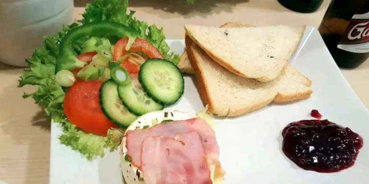 Sýrová bašta pro dva: Hermelín v anglické slanince a zeleninová obloha