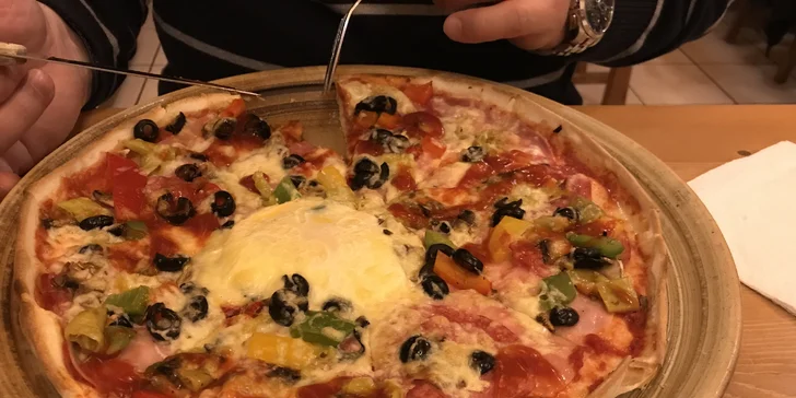 2 libovolné pizzy, Coca-Cola a rozvoz po Budějovicích a blízkém okolí
