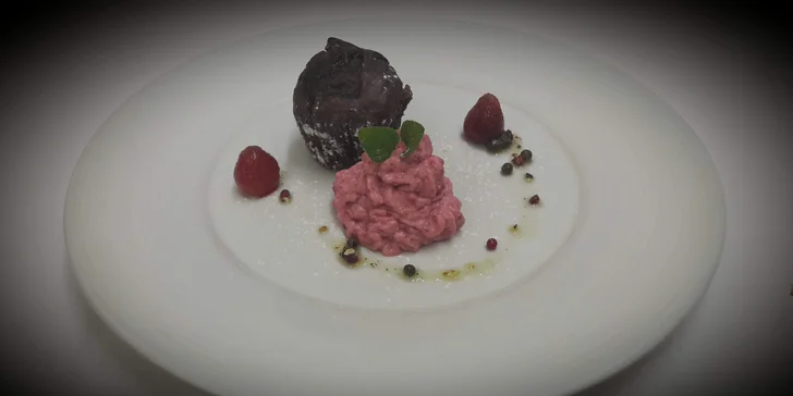 4chodové menu pro dva: krevetová polévka, argentinský steak, kachní prsa i sekt