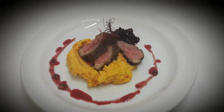 4chodové menu pro dva: krevetová polévka, argentinský steak, kachní prsa i sekt