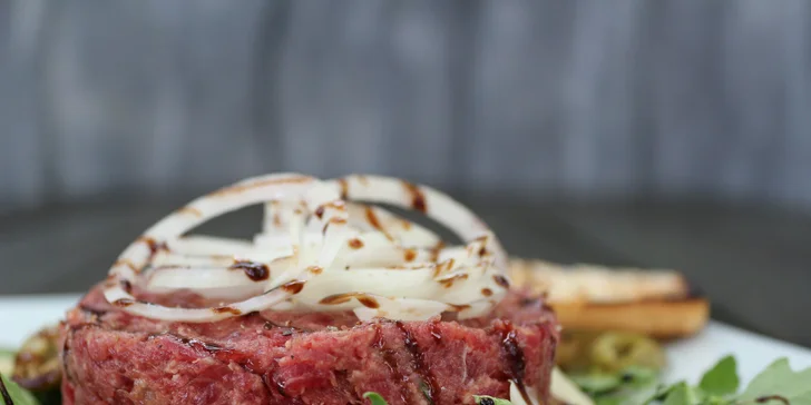 Tartara di Manzo: 500 g míchaného hovězího tataráku s olivami a topinkami