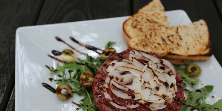 Tartara di Manzo: 500 g míchaného hovězího tataráku s olivami a topinkami
