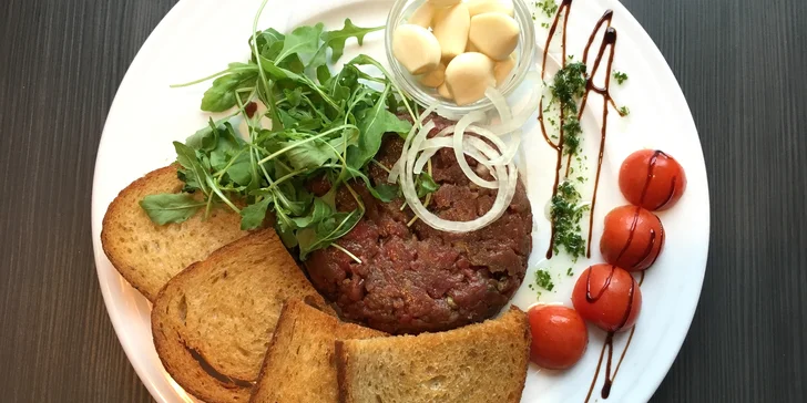 Dobře se najezte: 100 nebo 300 g tataráku po italsku s topinkami