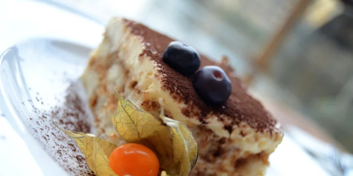 Ledová káva nebo limonáda a domácí tiramisu s výhledem na Karlův most