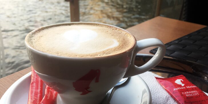 Káva, nebo čaj a domácí tiramisu s výhledem na Karlův most