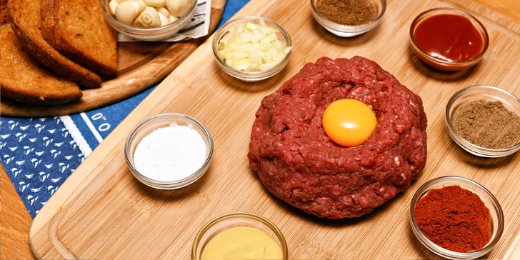 500g tatarský biftek v hotelové restauraci: 2× mleté masíčko a až 20 topinek