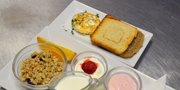 Začněte den sytou snídaní na Malé Straně: anglická nebo FIT snídaně pro 1 či 2