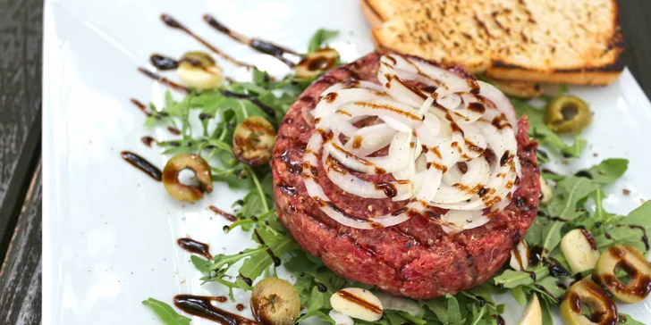 Tartara di Manzo: 500 g míchaného hovězího tataráku s olivami a topinkami